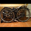 Ein Fahrrad ist fertig zum Verpacken